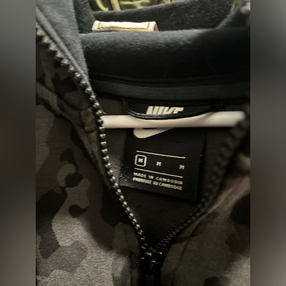 Nike black camouflage tech fleece (no zip up on the arm) Size M Men - Picture 7 of 8